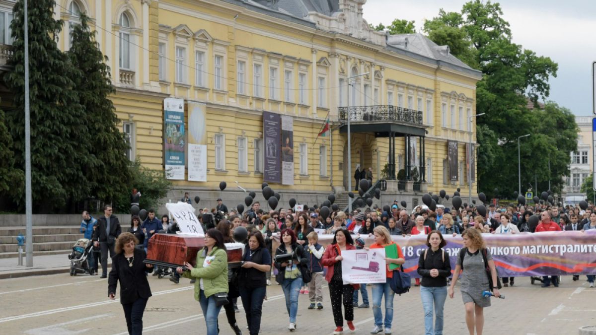 Майки на деца с увреждания разпъват военна палатка пред парламента: Ще им стоим пред очите!