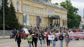 Майки на деца с увреждания разпъват военна палатка пред парламента: Ще им стоим пред очите!