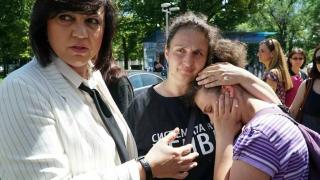 Корнелия Нинова раздаде показно пари пред парламента (СНИМКИ)
