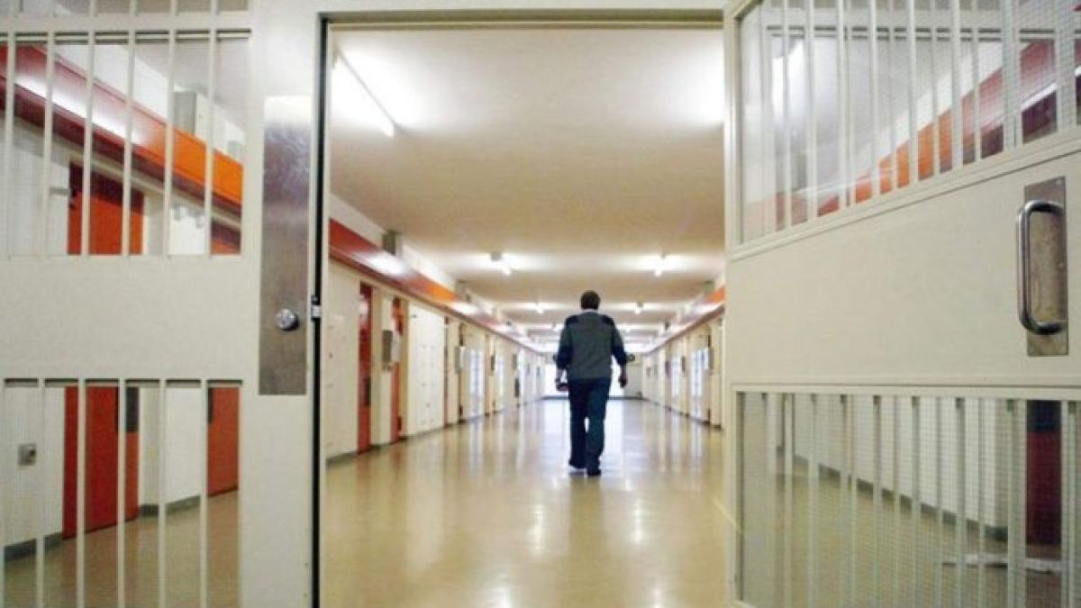 Затворник осакати пазач и офицер в пандиза в Солун