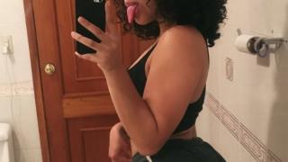 Еротична СНИМКА на брюнетка в банята подлуди мрежата заради това, което се вижда около девойката 