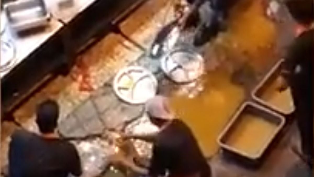 Заснеха как от престижен ресторант мият чиниите си в локва (ВИДЕО)