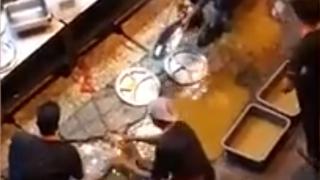 Заснеха как от престижен ресторант мият чиниите си в локва (ВИДЕО)