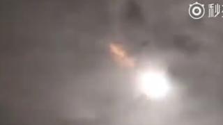 Страховито: Китайци заснеха падащ метеорит (ВИДЕО)