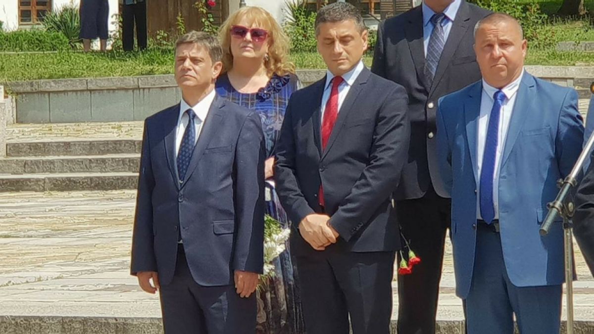 Стотици се стекоха в Калофер да сведат глави пред Ботев и героите на България (СНИМКИ)
