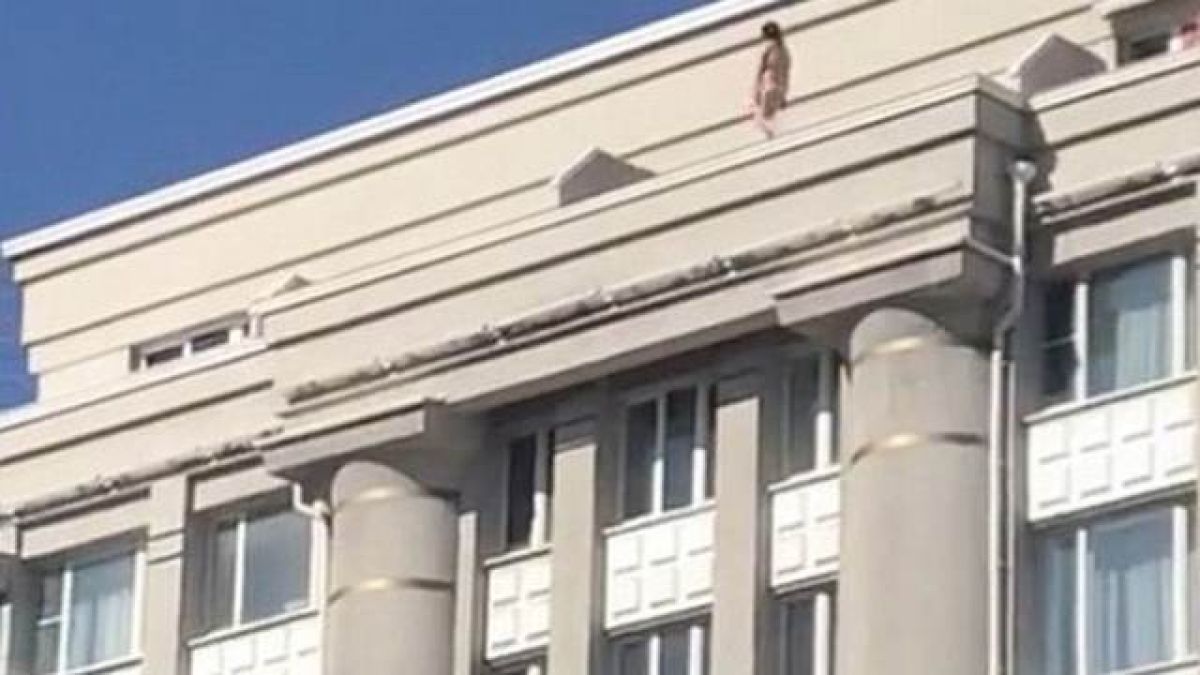Чисто гола девойка се разходи по покрив по сред бял ден (СНИМКИ/ВИДЕО 18+)