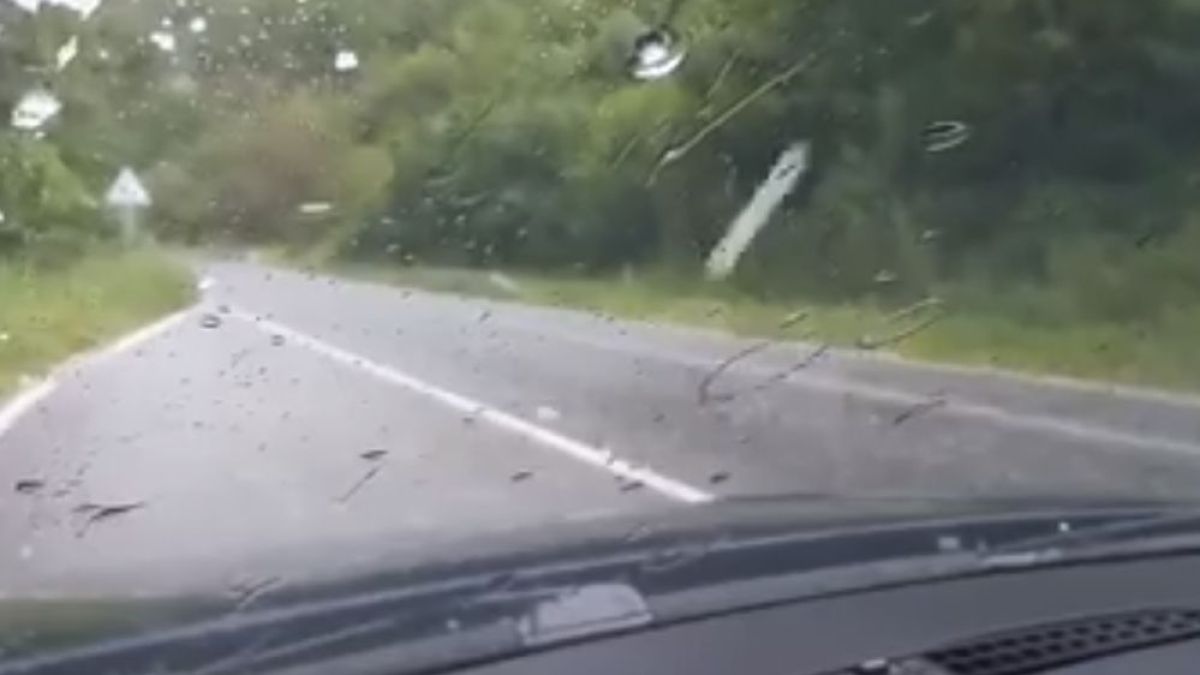 Мощна градушка се изсипа по пътя към Гоце Делчев (ВИДЕО)