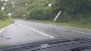 Мощна градушка се изсипа по пътя към Гоце Делчев (ВИДЕО)