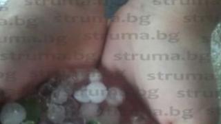 Мощна градушка помля хаджидимовско село, обилният дъжд отнесе част от пътя (СНИМКИ)