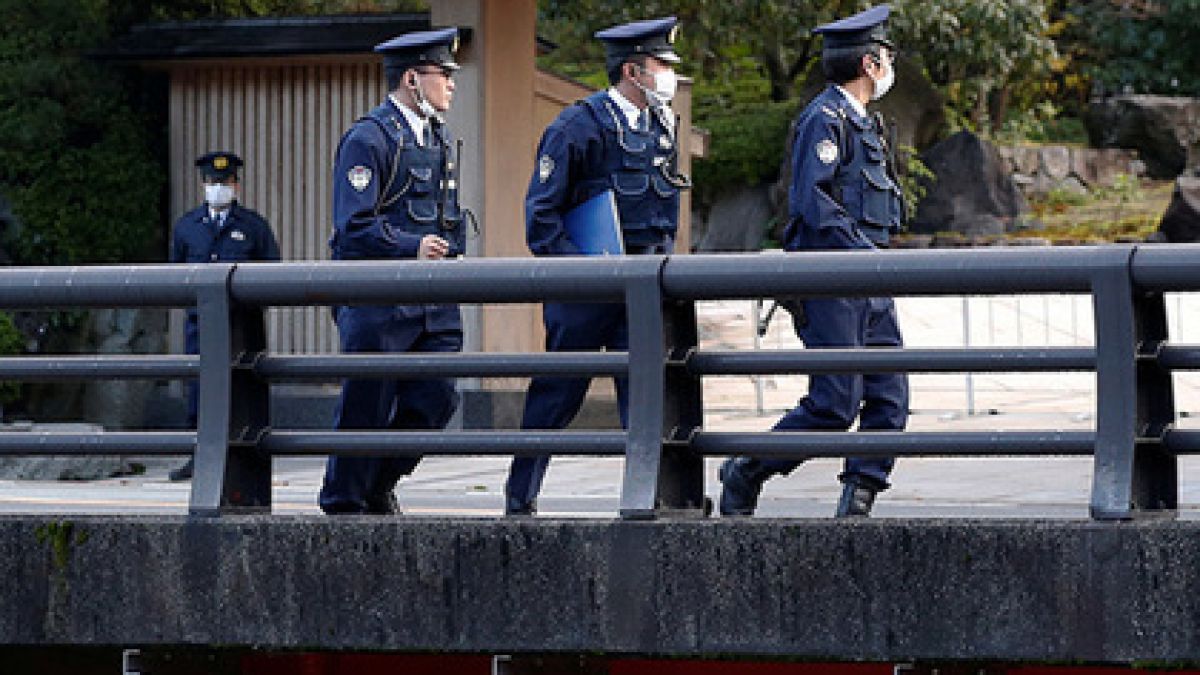 50-годишен чичка в мини пола и тиара на главата е закопчан заради нападение на момченце 
