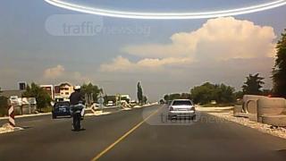 Моторист се прави на мъж и изпреварва на една гума по път убиец (ВИДЕО)