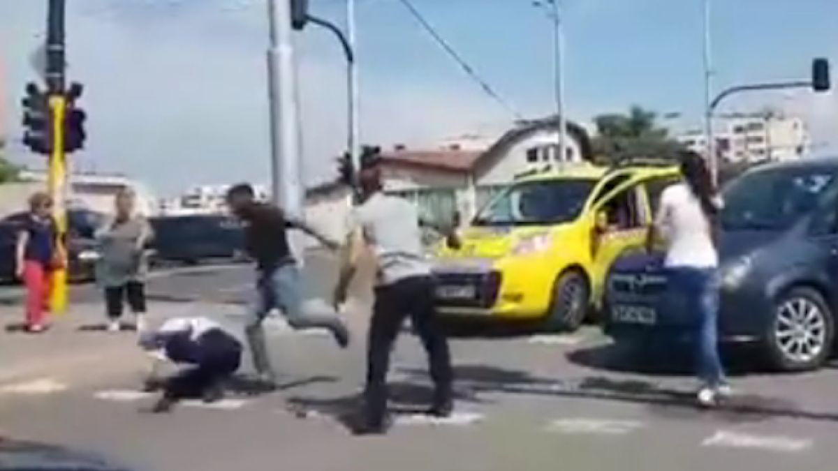 Първо ВИДЕО от бесния екшън с кон, каруца и бой на столичен булевард! Двама роми жестоко млатят невинни хора 