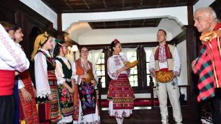 Невиждано зрелище с 20 000 души край пещерата Леденика