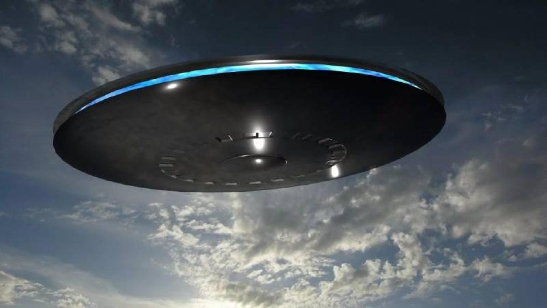 Мистериозно гигантско НЛО се появи в небето по време на буря (СНИМКА/ВИДЕО)