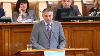 Горещи страсти в парламента: Викове "Оставка" огласиха сградата, Караянчева се видя в чудо (СНИМКИ)