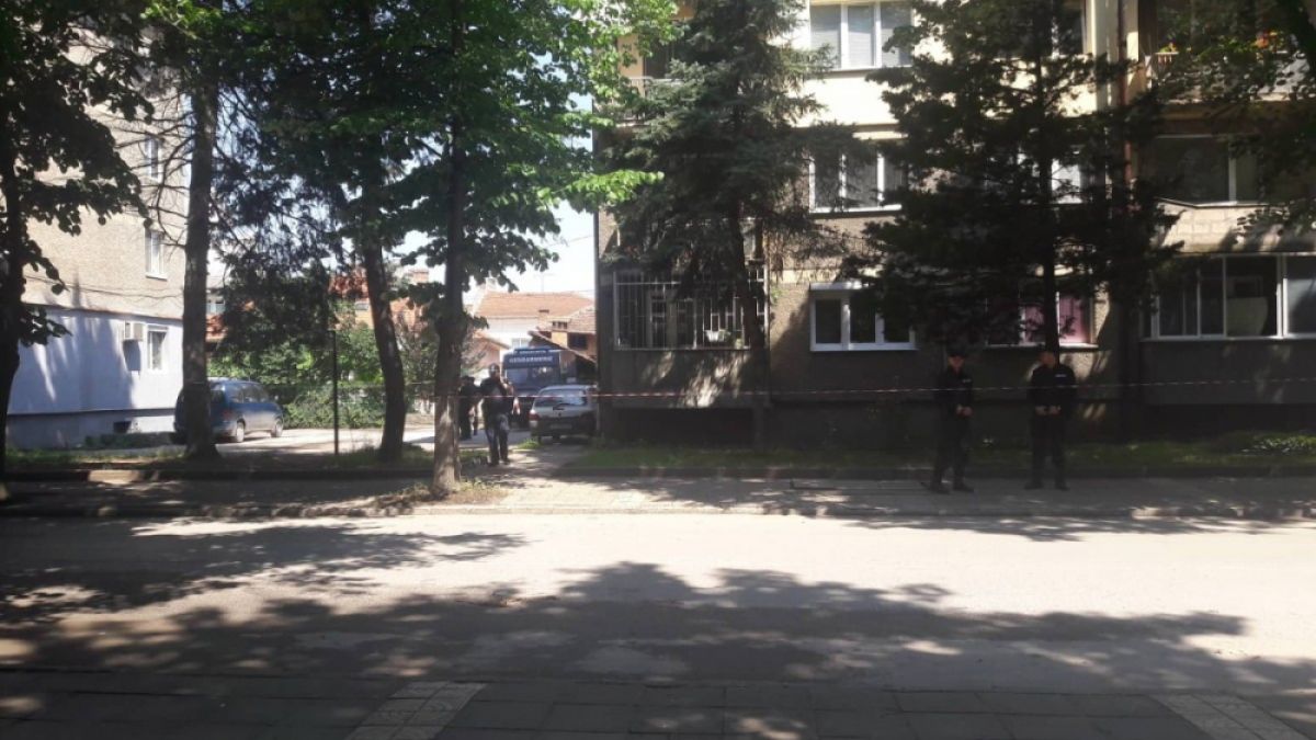 Евакуиран е цял блок в Ботевград след снощното убийство на Пелов (СНИМКИ)