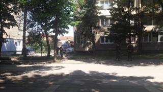 Евакуиран е цял блок в Ботевград след снощното убийство на Пелов (СНИМКИ)
