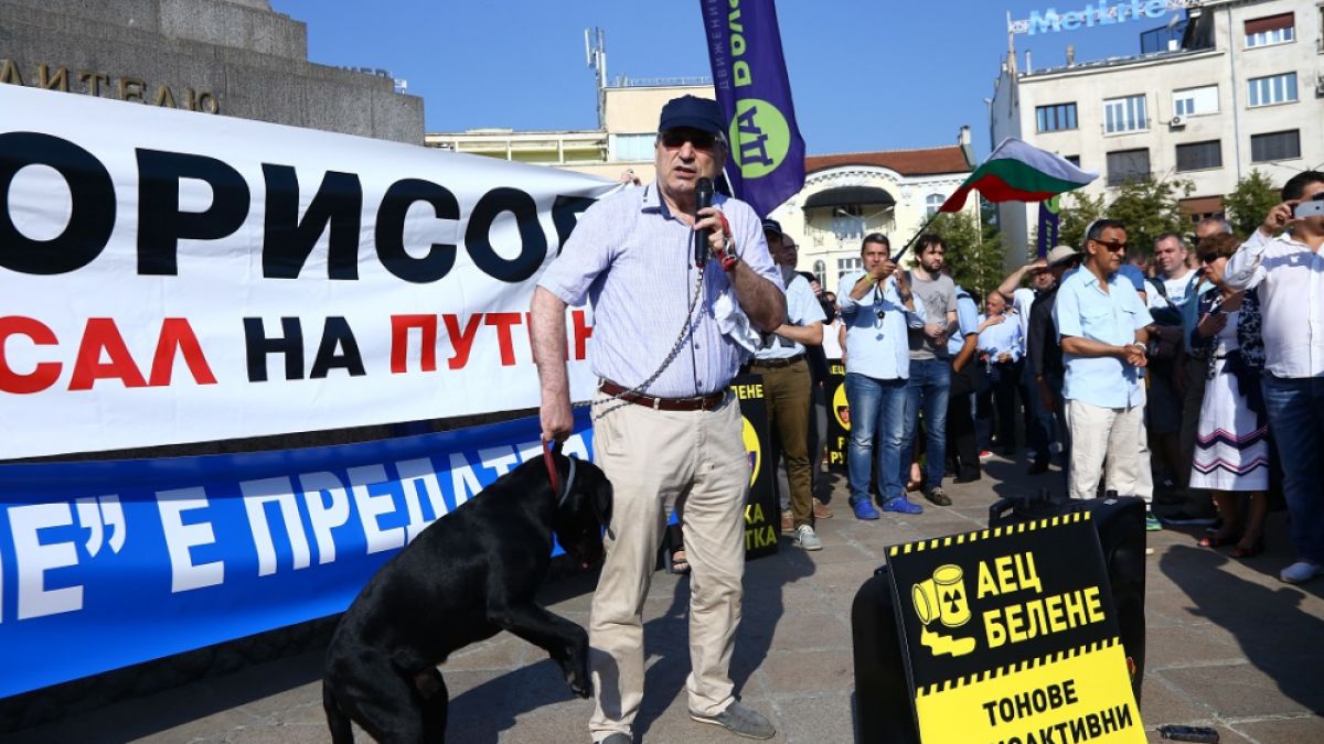 Полицаи и журналисти повече от агитката на Христо Иванов срещу АЕЦ "Белене" (СНИМКИ)