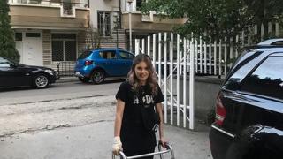 Първо в БЛИЦ! Трогателно: Красавицата Кристин едва се крепи на проходилка, но се бори да ходи (СНИМКИ/ВИДЕО)