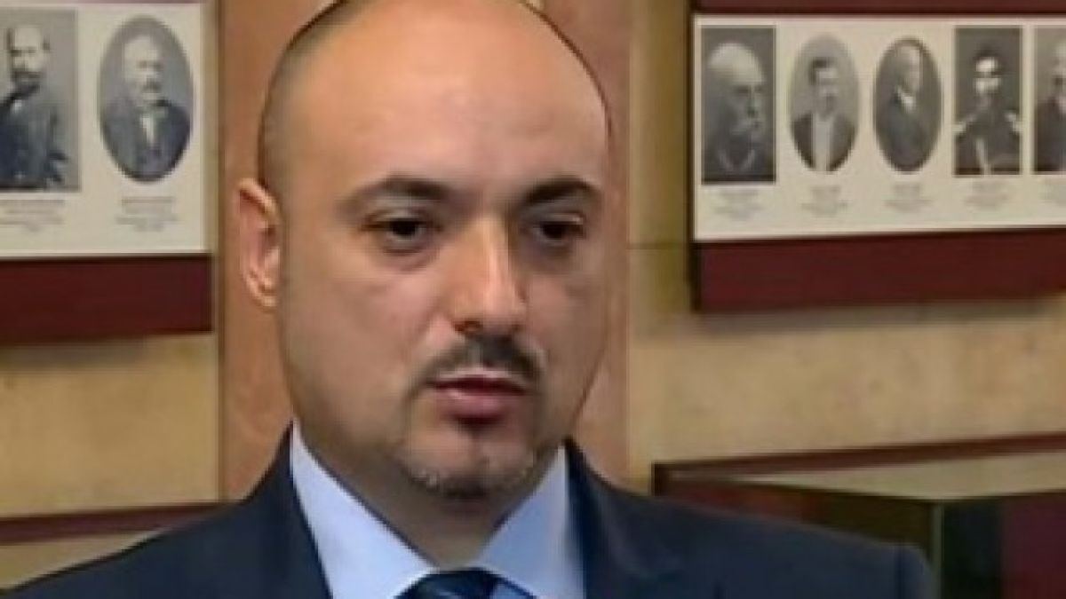 Депутат от ВМРО за гей парада: Да обикаляш София с пера в задника не е възпитателно!