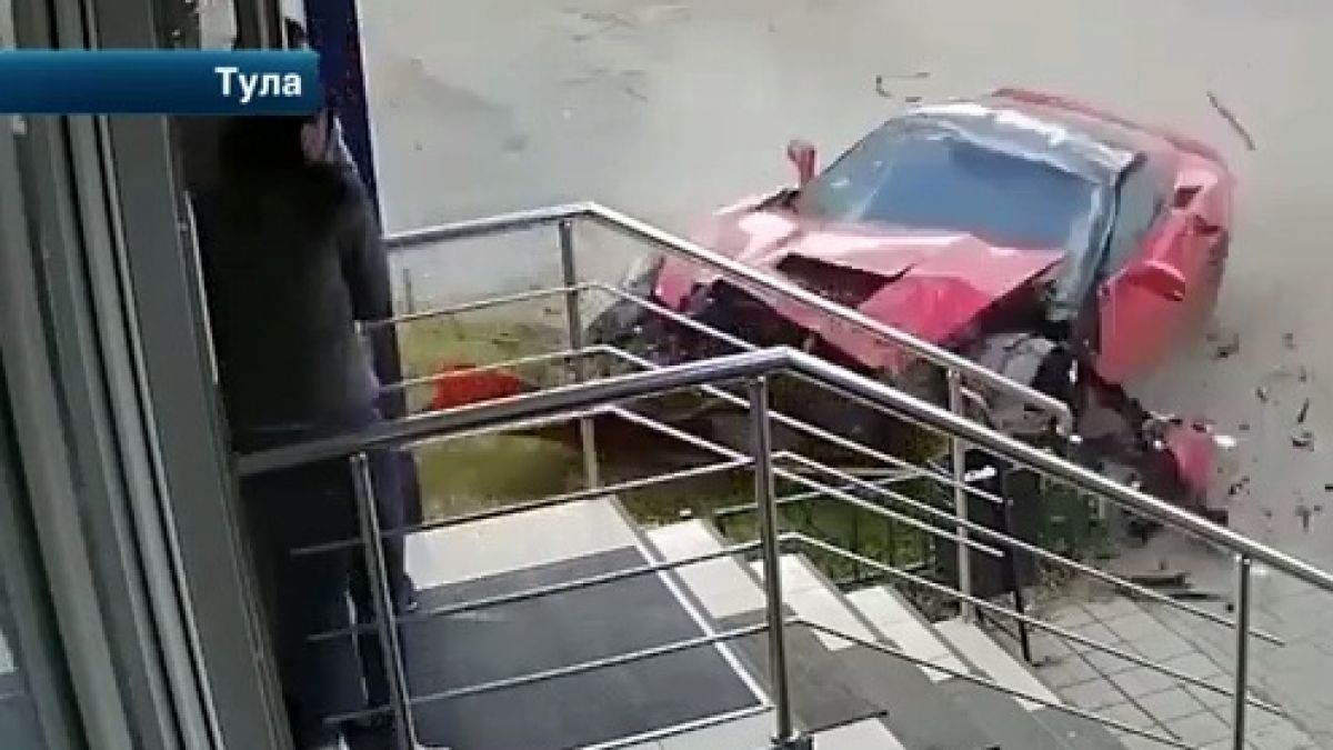 Супер луксозен Шевролет Корвет се вряза в бижутериен магазин, а после... (ВИДЕО) 