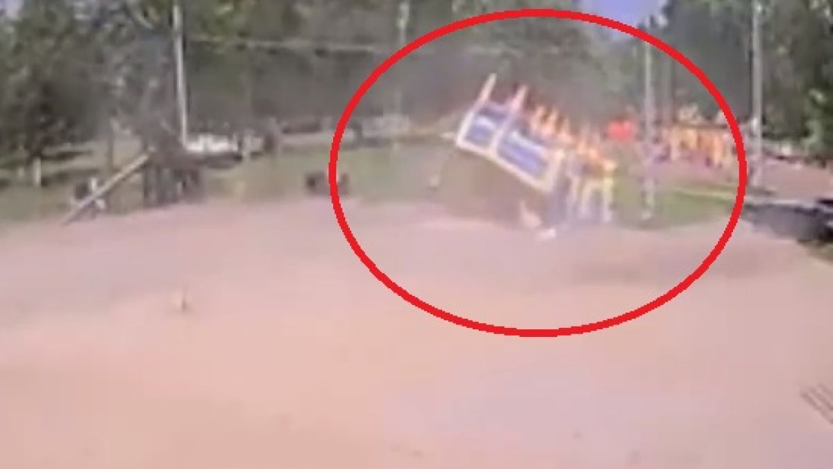 Майки, внимавайте! Вихрушка отнесе надуваем замък с деца (ВИДЕО)