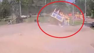 Майки, внимавайте! Вихрушка отнесе надуваем замък с деца (ВИДЕО)