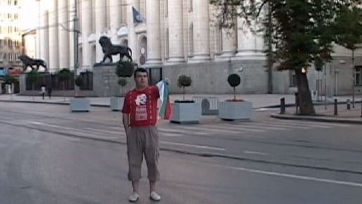 Михаил Михайлов, който припика българското знаме насред София, остава в ареста
