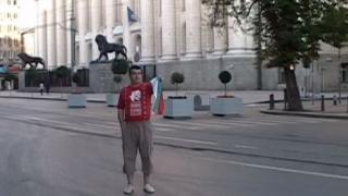 Михаил Михайлов, който припика българското знаме насред София, остава в ареста