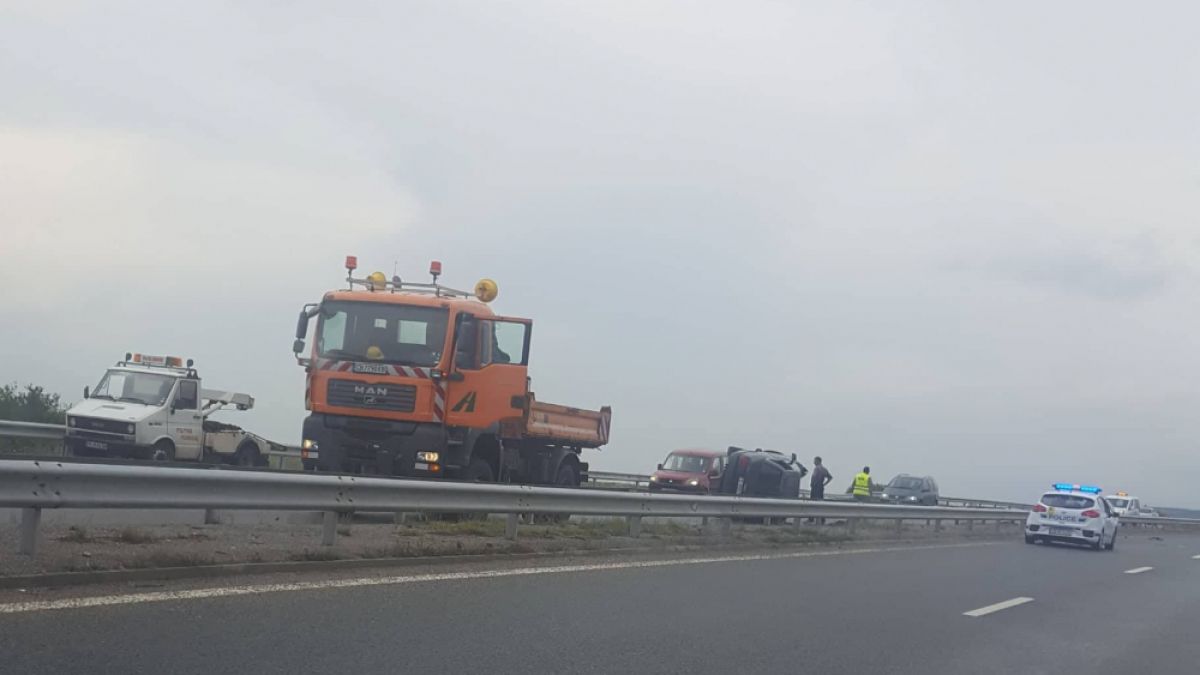 Извънредно и първо в БЛИЦ: Жестока катастрофа с Ауди на АМ "Струма", линейки и полиция летят към мястото (СНИМКИ)