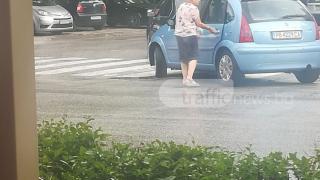 Позастаряваща блондинка направи нещо потресаващо в Пловдив! Всички са в шаш (СНИМКИ)