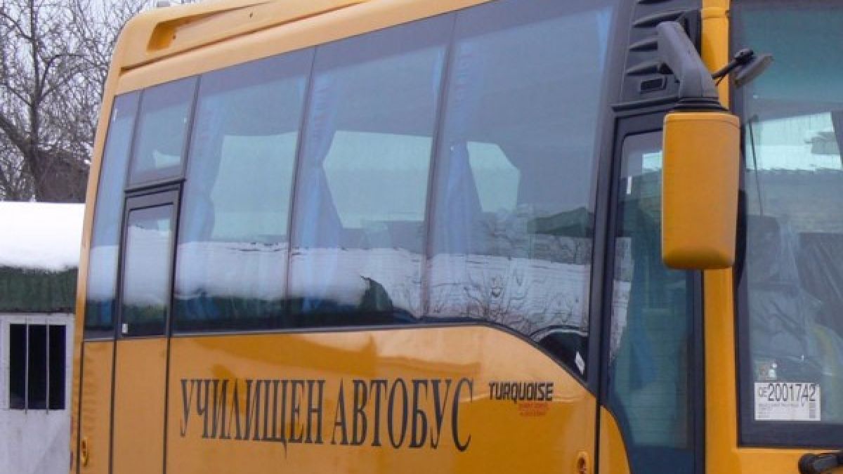 Скандал в Разложко: Училищен бус за деца с увреждания прекоси релси при през спусната жп бариера