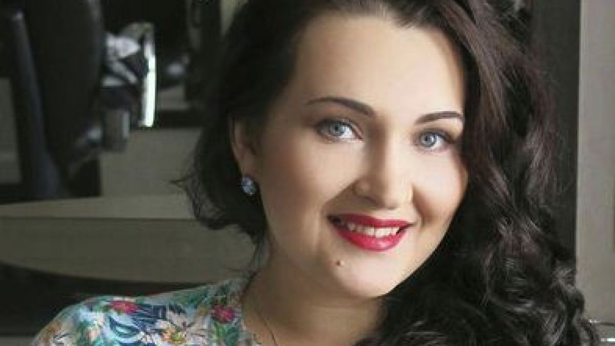 Няма да повярвате какво се случва с младата учителка по история, която бе уволнена заради снимка по бански 
