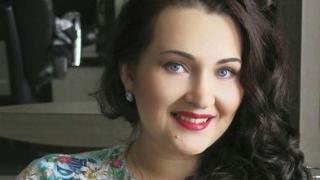 Няма да повярвате какво се случва с младата учителка по история, която бе уволнена заради снимка по бански 