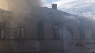Огнен ад в Русия! Пожар избухна в търговски център до Санкт Петербург (ВИДЕО)