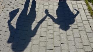 Това го има само в Родопите! Дете осъди „съпругата” си, взе ѝ бебето, тя ще плаща и издръжка