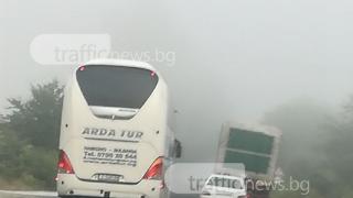 Нагъл шофьор на междуградски автобус "лети" с висока скорост и засича коли наред (СНИМКИ)