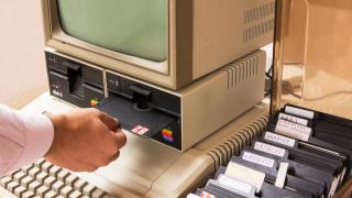 10 юни 1977 г. – Излиза Apple II – първият масово използван персонален компютър