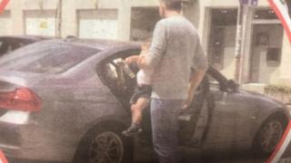 Жената на Николай Дойнов заголи бедра, мъжаги свиркат похотливо след булката на водещия (СНИМКИ)