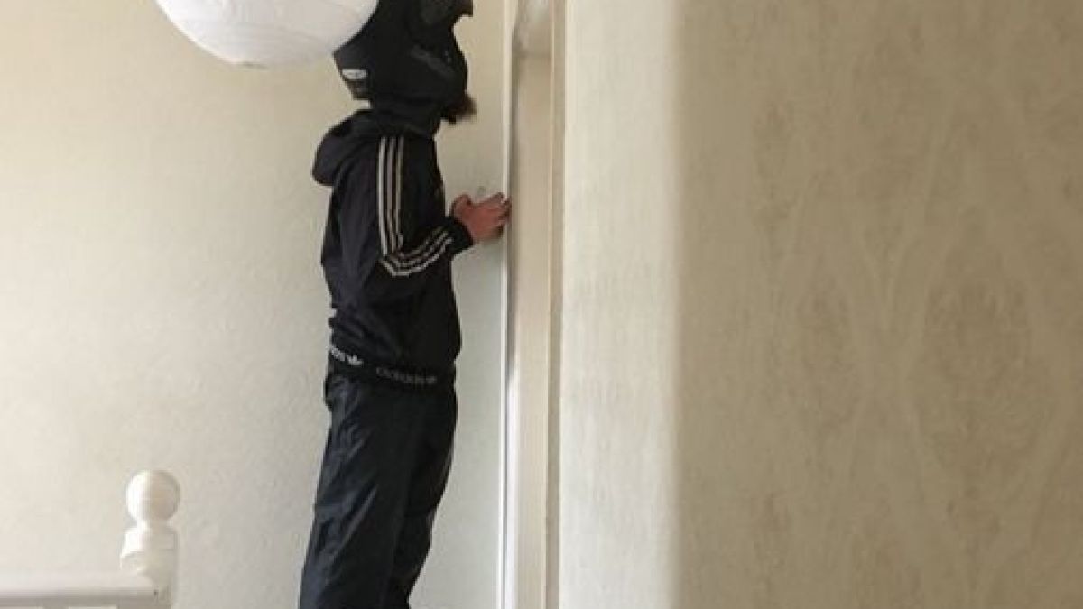 Студентка си поръча храна, за да може куриерът да изгони паяка от дома й, но стана още по-страшно (СНИМКА)