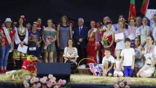 Пак прикова погледите: Деси Радева се хвана на хорото в Милано (СНИМКИ)