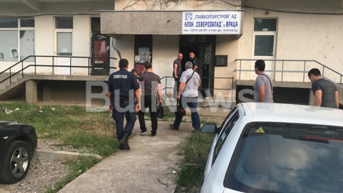 Млада врачанка взе пистолета на баща си полицай и направи нещо ужасяващо пред очите му (СНИМКИ)