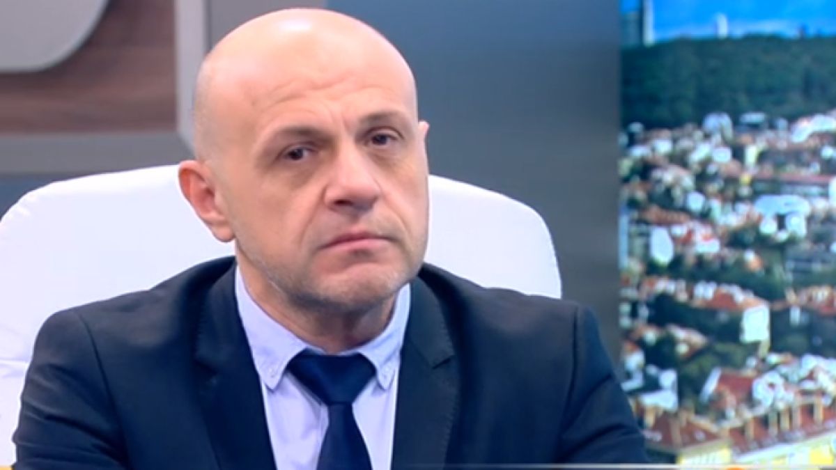 Томислав Дончев разкри, че съпругата му е получила закани да бъде разчленена, заради позицията ѝ за морковите, тоягата и ромите