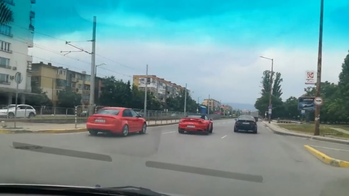 Джигити по "Ботевградско шосе" в София! Лъскаво Порше кабрио отвя БМВ и Ауди с бясна скорост на светофар (ВИДЕО)