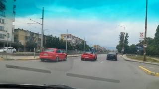 Джигити по "Ботевградско шосе" в София! Лъскаво Порше кабрио отвя БМВ и Ауди с бясна скорост на светофар (ВИДЕО)