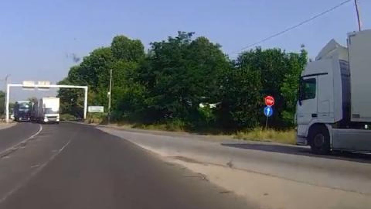 Възмутителни кадри: Как турски ТИР "спира" на знак STOP преди Поповица? (ВИДЕО)