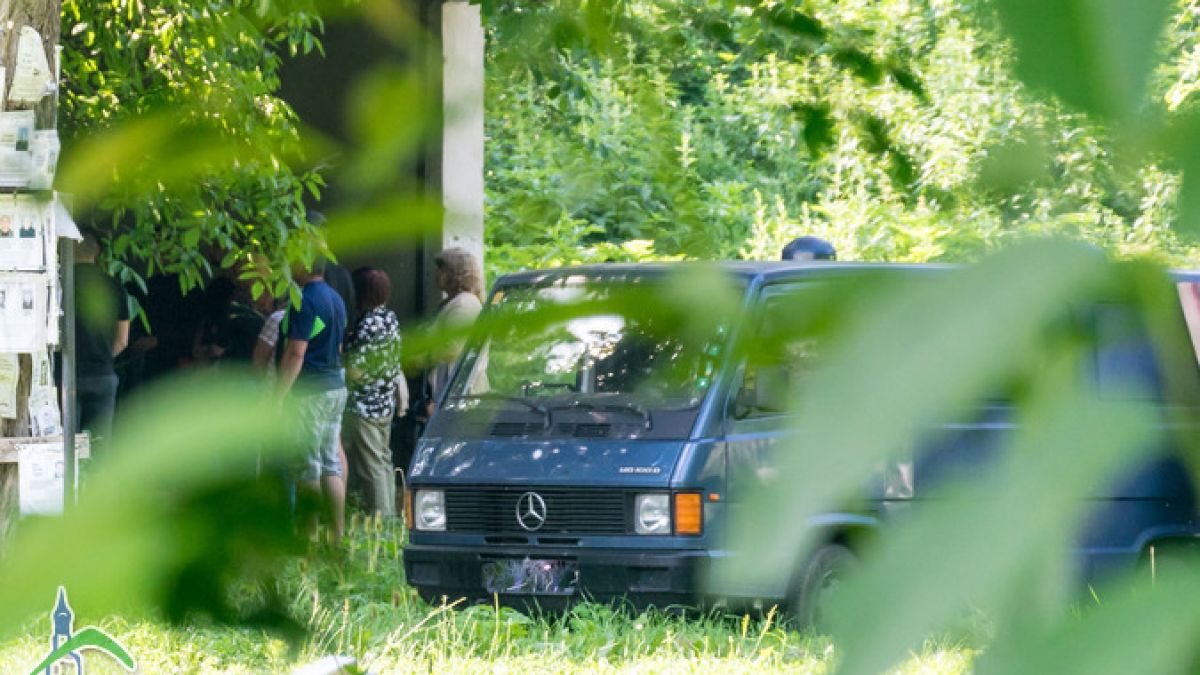 Погребаха свирепия убиец Владимир Пелов в родното село на баба му, полицаи вардят церемонията (СНИМКИ)