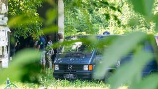 Погребаха свирепия убиец Владимир Пелов в родното село на баба му, полицаи вардят церемонията (СНИМКИ)