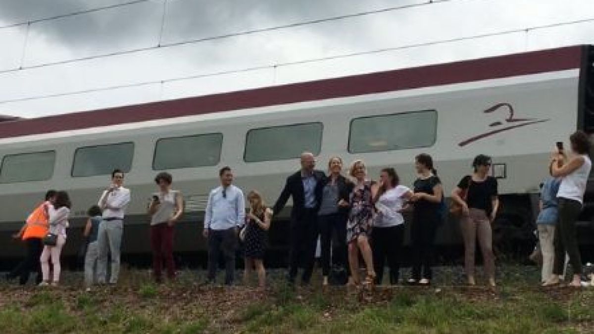 Евродепутати и чиновници от ЕС блокирани във влака за Страсбург (СНИМКА)