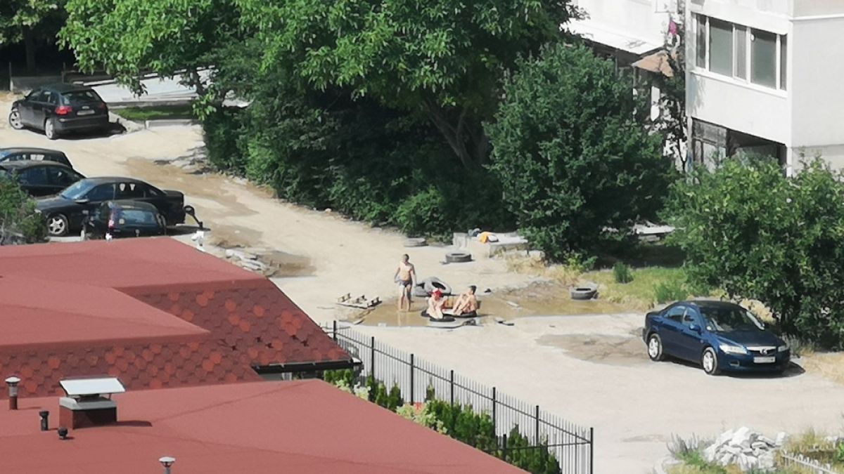 Хлапета по бански смениха басейна с... локва пред блока (СНИМКА)